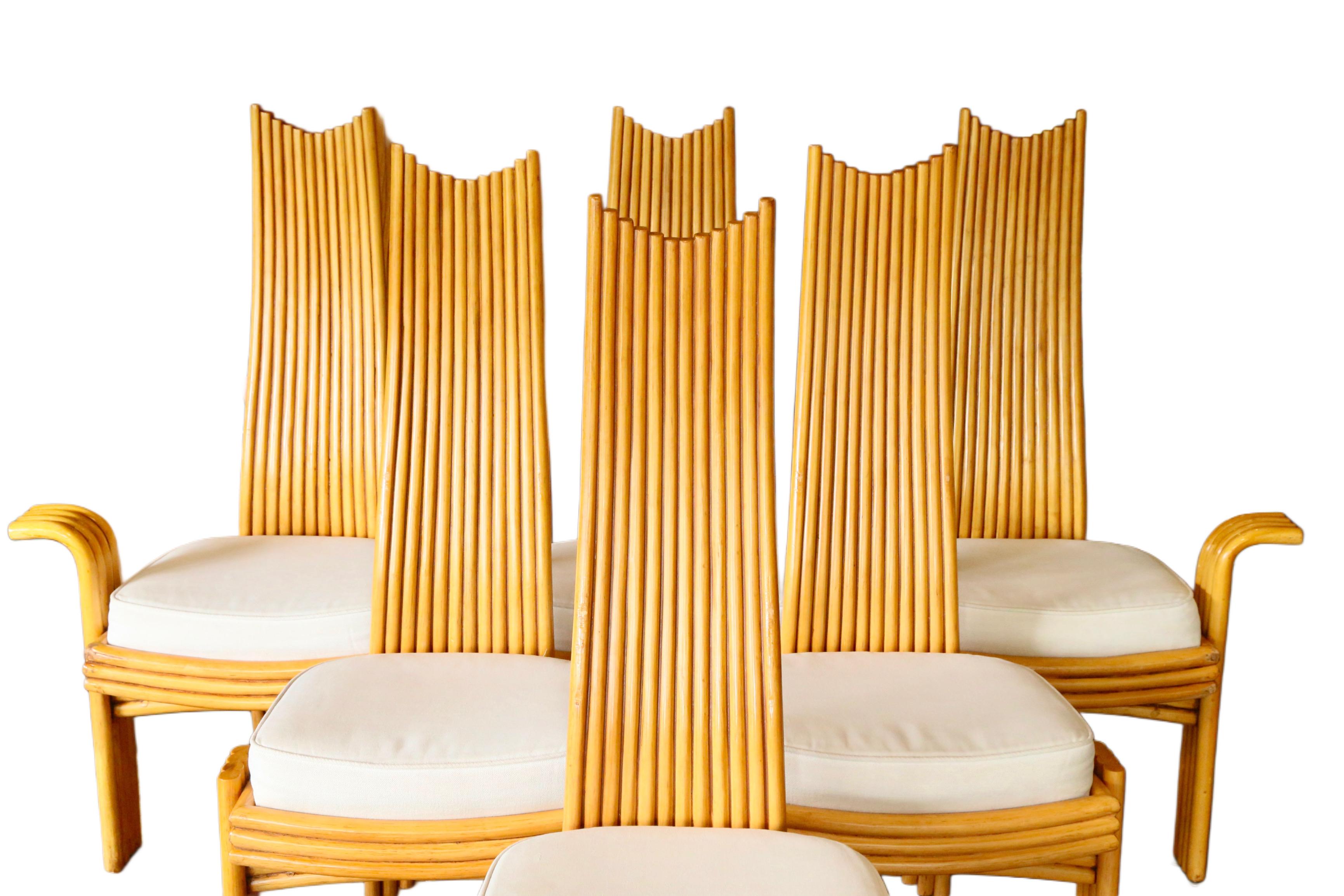 Este exquisito juego de 6 (4 sillas laterales + 2 sillones) Sillas de comedor modernistas de bambú con respaldo alto, de Arthur Edwards para McGuire, muestra la mezcla perfecta de elegancia orgánica y diseño moderno y elegante. Elaboradas por