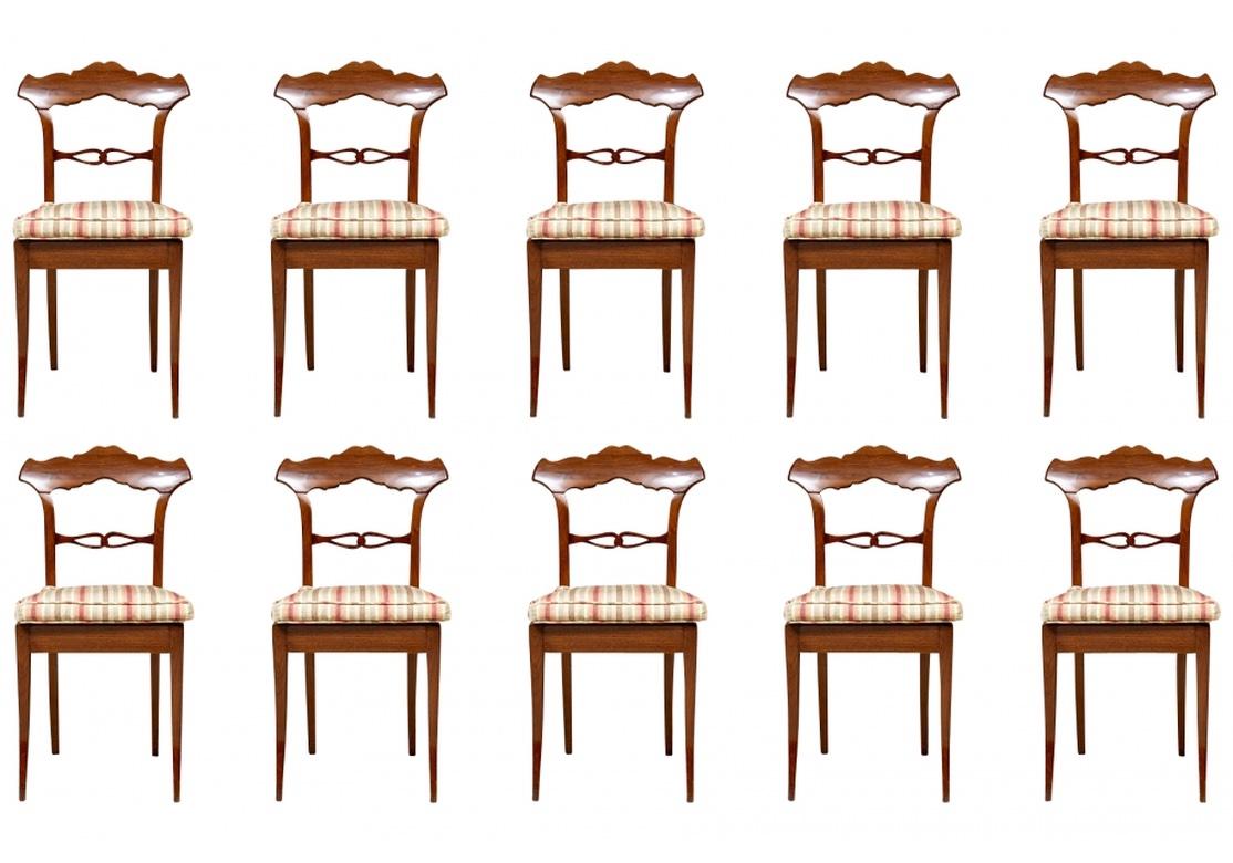 Un grand ensemble de chaises françaises antiques avec une forme particulièrement fine. Avec d'élégants rails de crête incurvés et des supports de dossier ouverts, le tout poli. Les sièges sont en jonc et reposent sur des pieds carrés effilés et