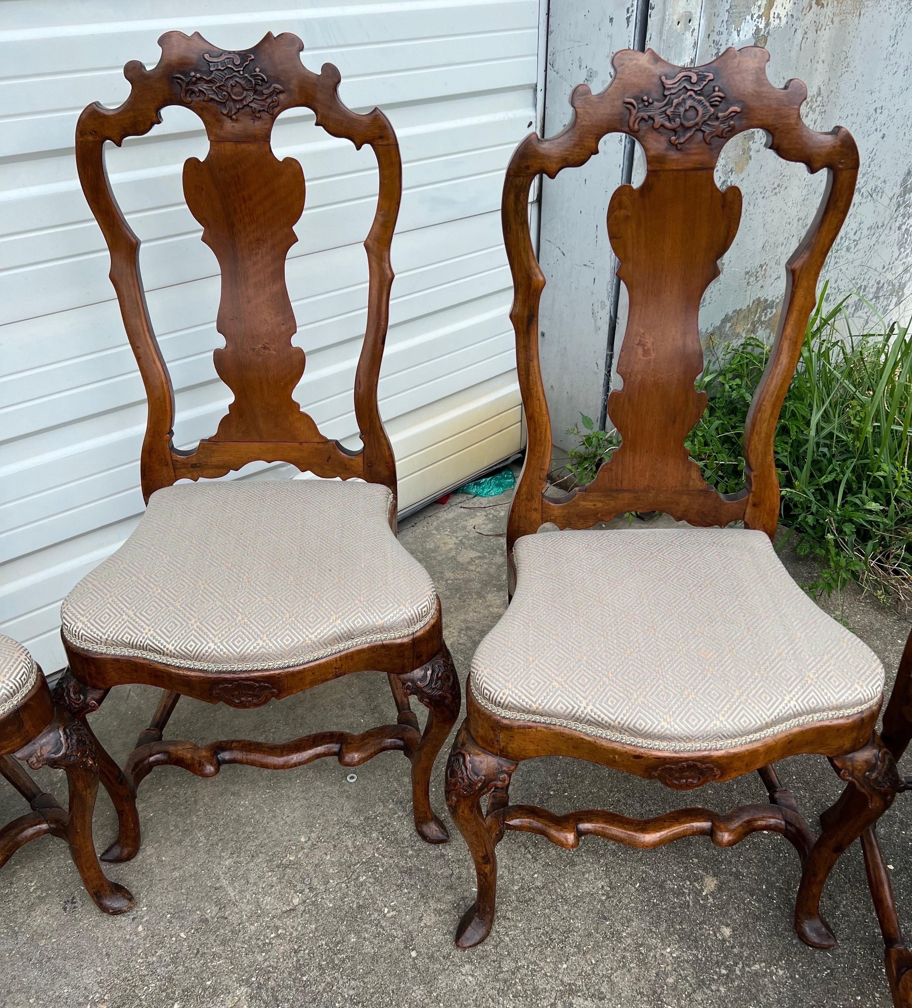 Walnut Fine Set of 10 Early 18th Century Italian Dining Chairs For Sale
