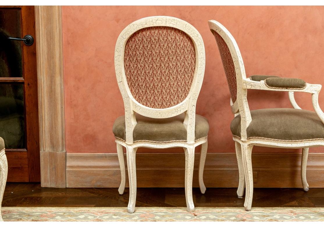 Ensemble raffiné de 12 chaises de salle à manger françaises sur mesure de style Louis XVI en vente 5