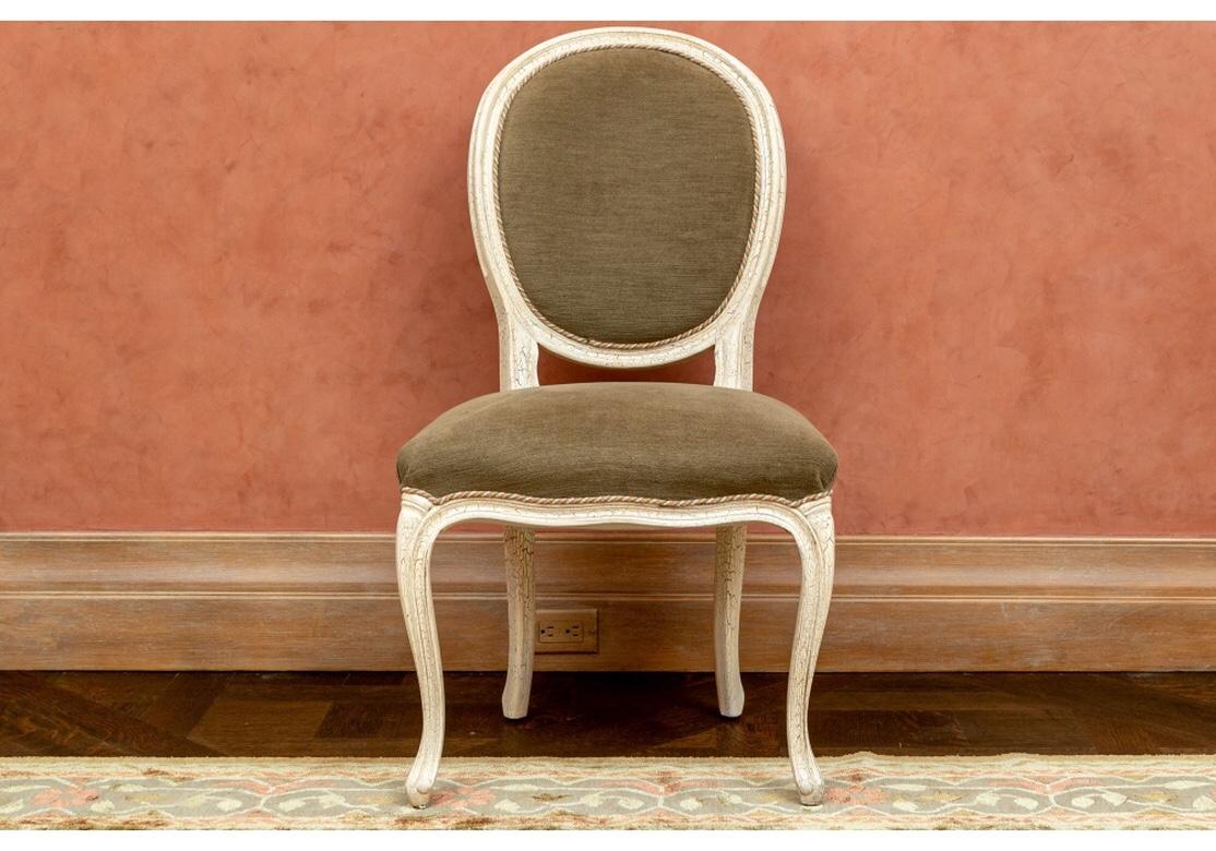 Peint Ensemble raffiné de 12 chaises de salle à manger françaises sur mesure de style Louis XVI en vente