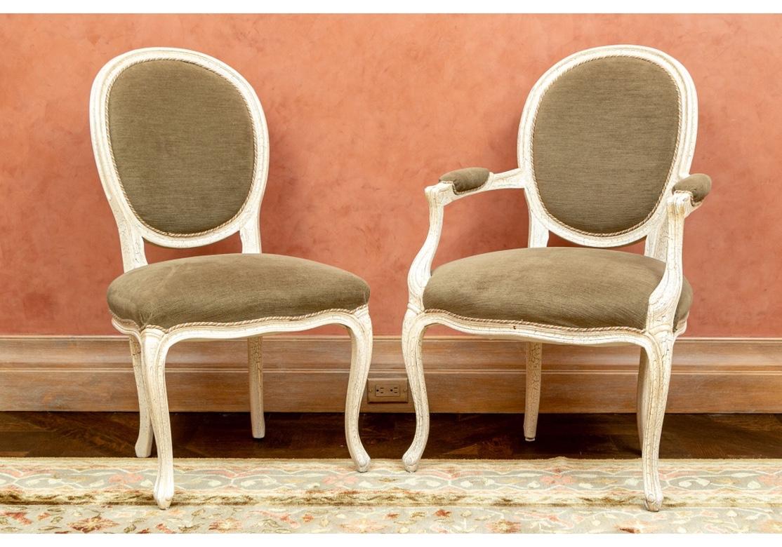 Set von 12 maßgefertigten französischen Esszimmerstühlen im Louis-XVI.-Stil (Gemalt) im Angebot