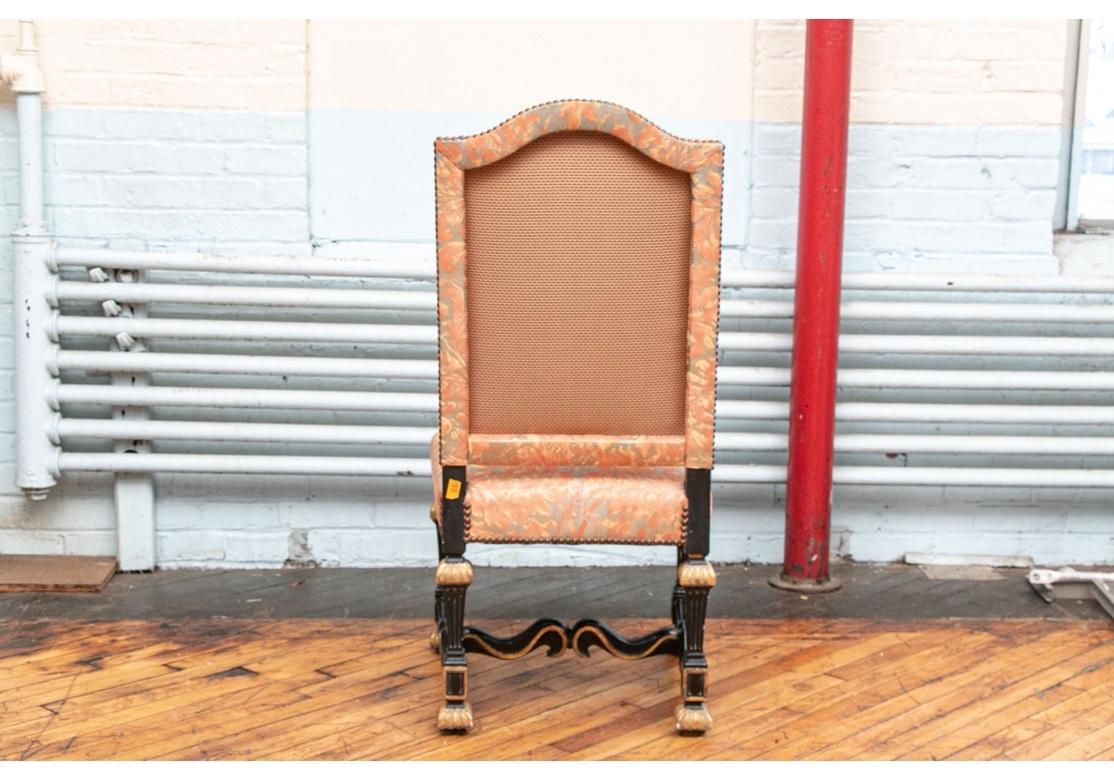 Feiner Satz von 12 Esszimmerstühlen im Louis-XIV-Stil mit Fortuny-Stoff im Zustand „Gut“ im Angebot in Bridgeport, CT