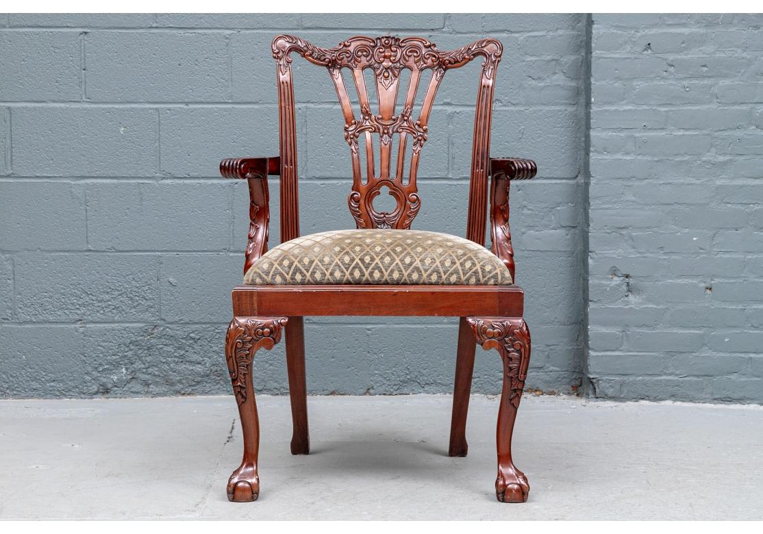 Tissu Fine série de 14 chaises de salle à manger sculptées de style géorgien en vente