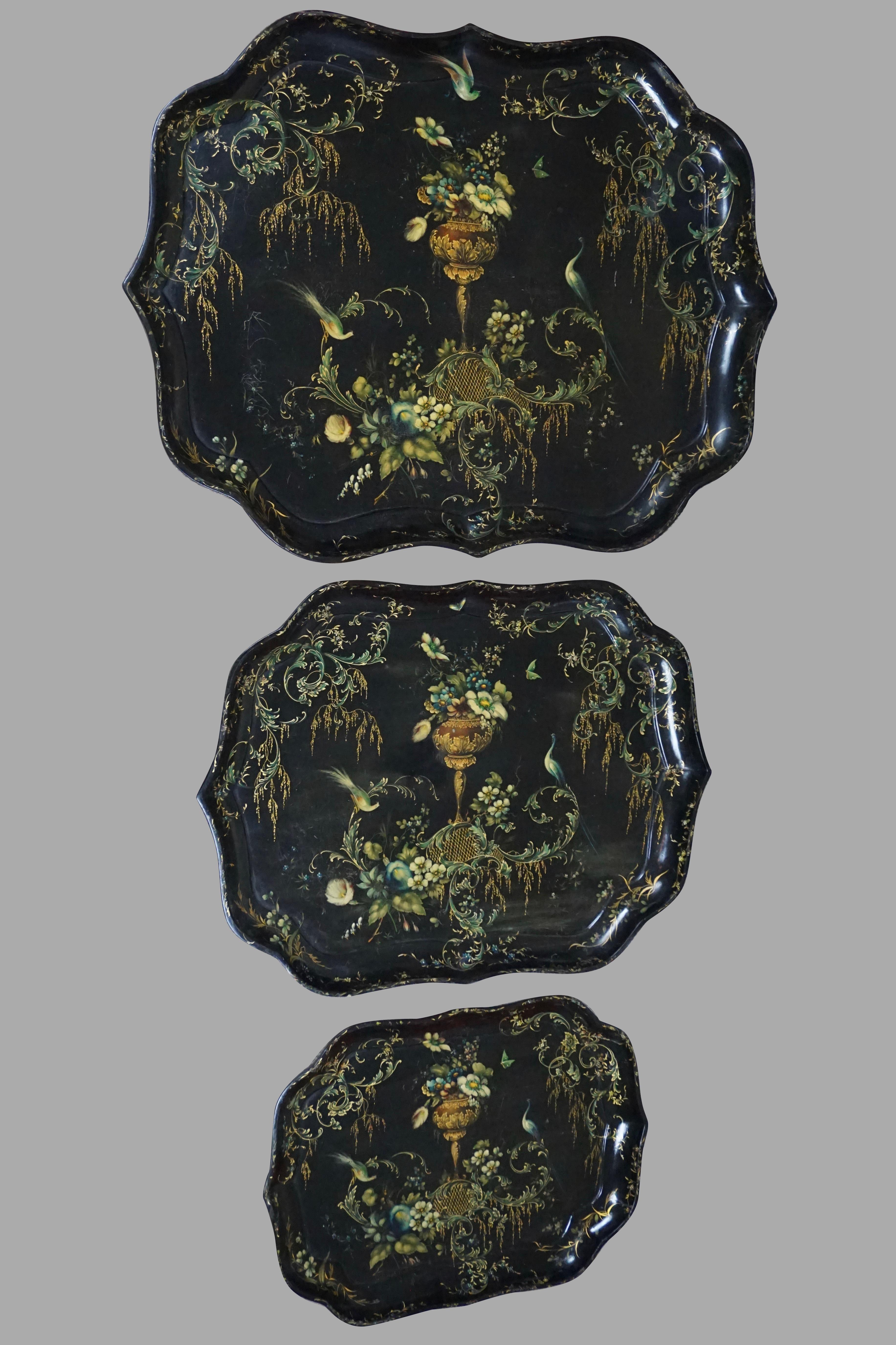 Rare Set of 3 Black and Gilt Graduated Papier Mâché Trays of Scalloped Form For Sale 4