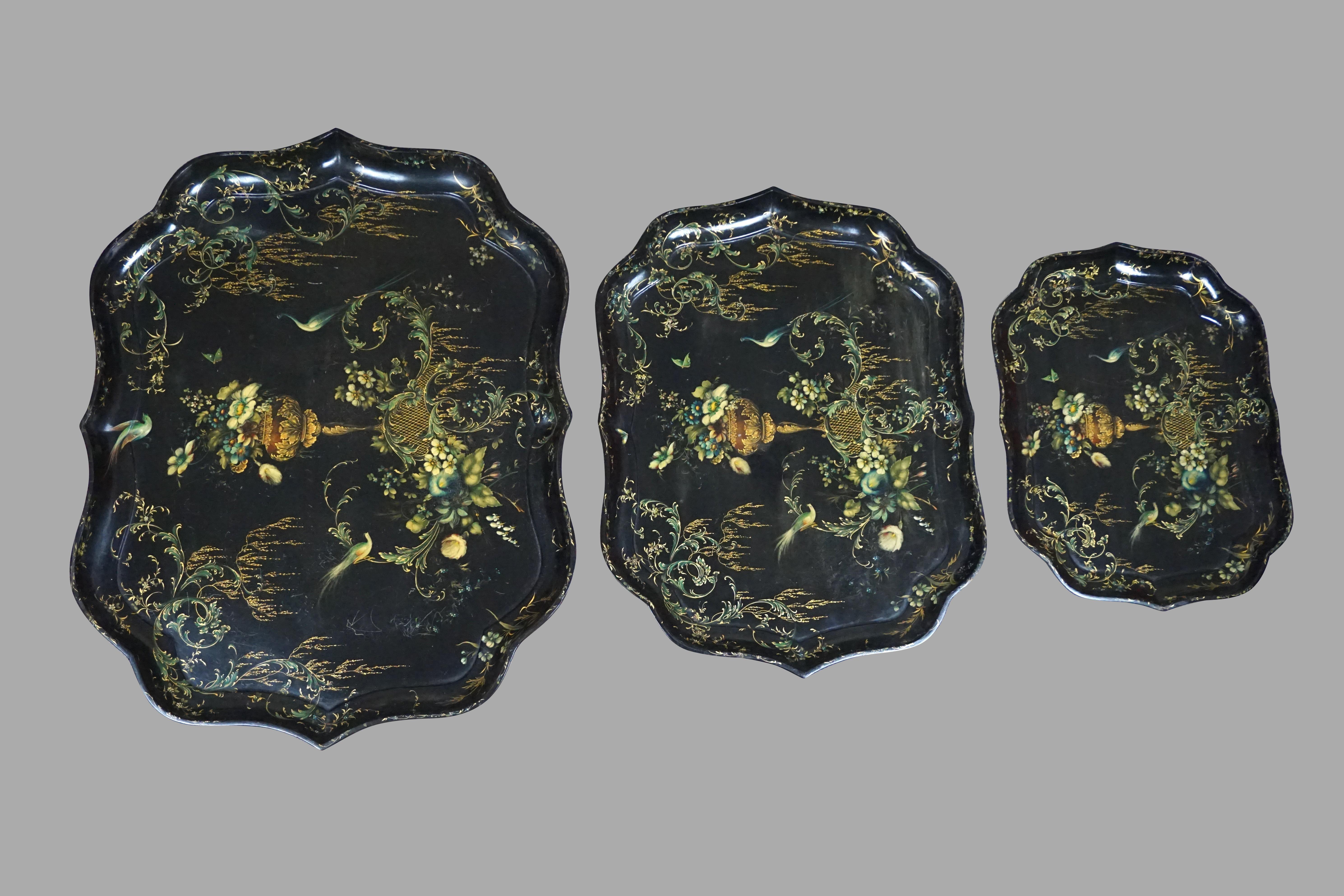 Rare Set of 3 Black and Gilt Graduated Papier Mâché Trays of Scalloped Form For Sale 5