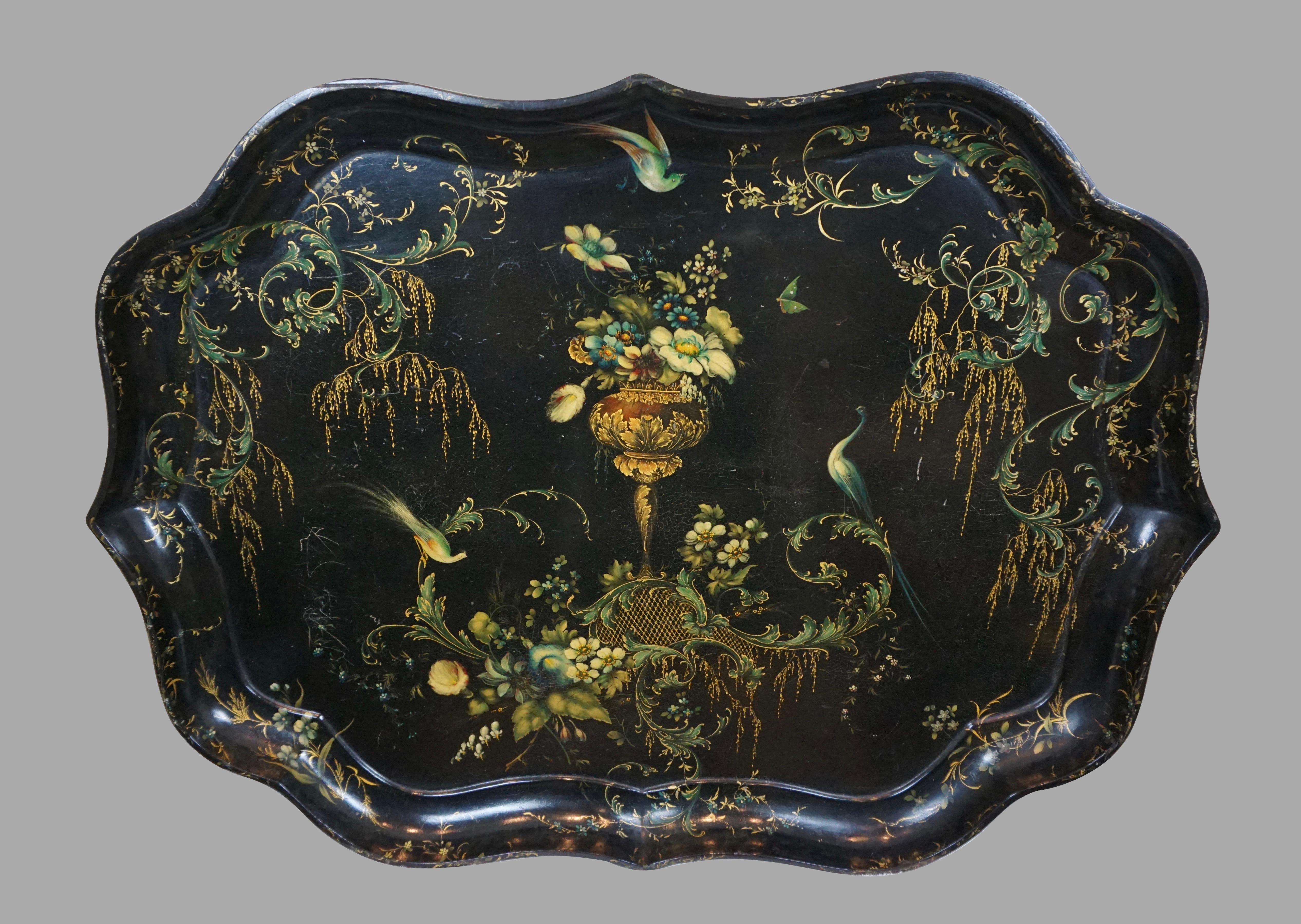 English Rare Set of 3 Black and Gilt Graduated Papier Mâché Trays of Scalloped Form For Sale