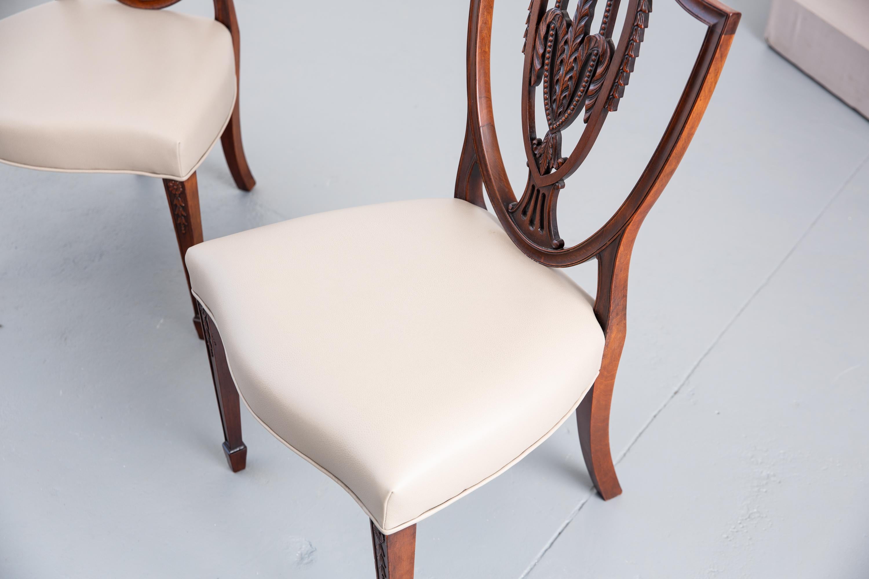 Fine Set of 4 Federal Hemplewhite Style Carved Wood Dining Chairs 8