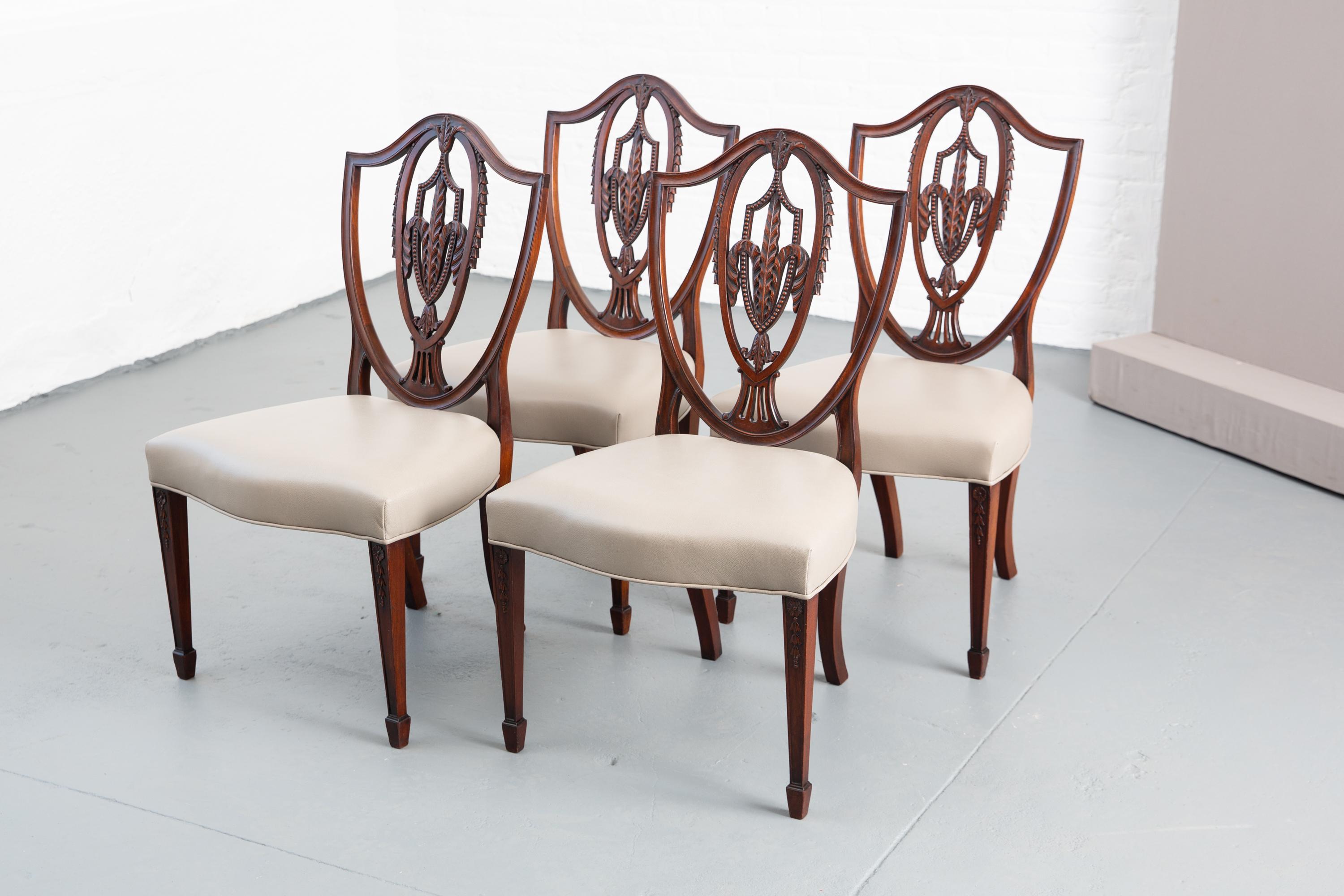 North American Fine Set of 4 Federal Hemplewhite Style Carved Wood Dining Chairs