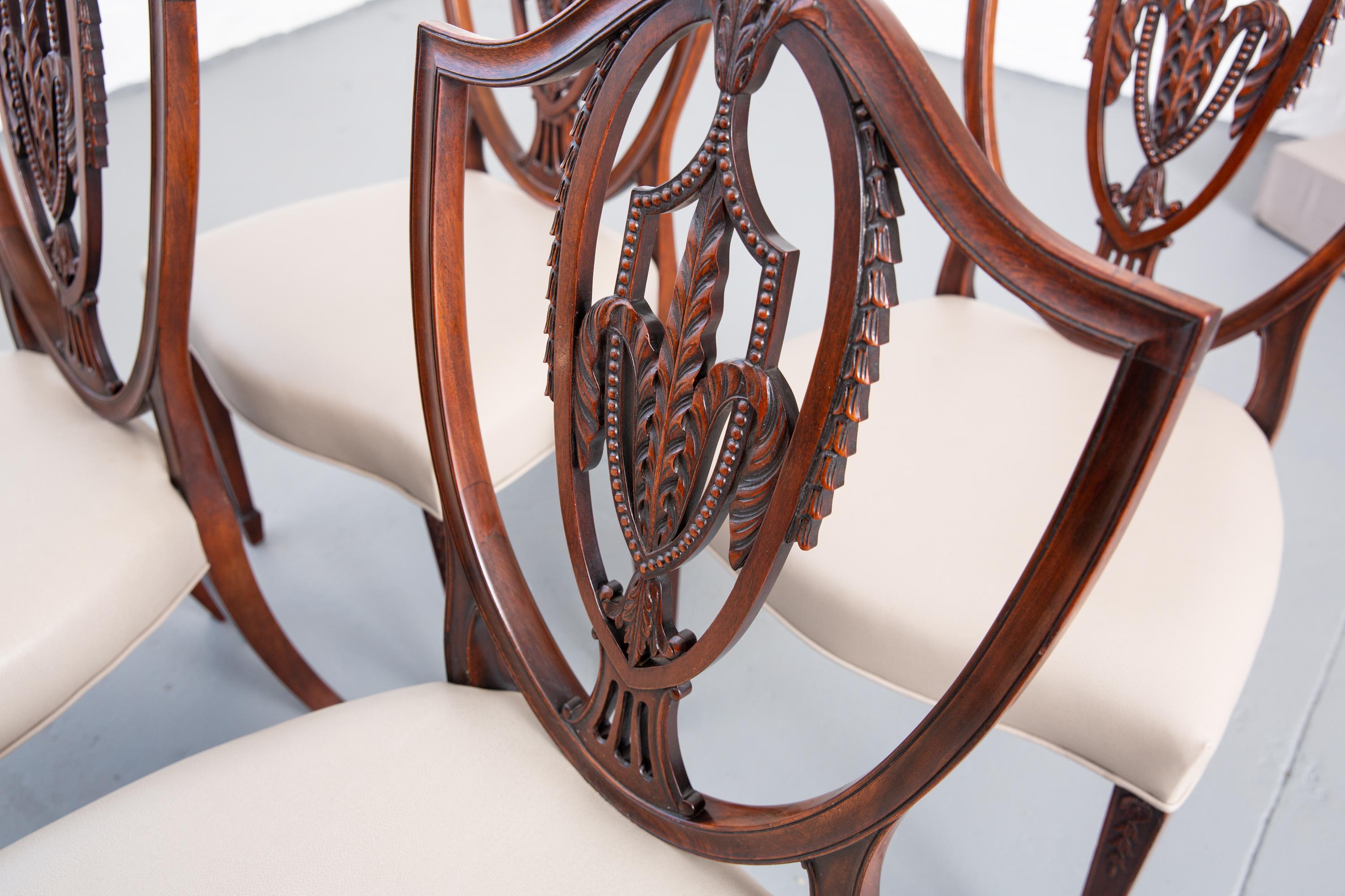 Fine Set of 4 Federal Hemplewhite Style Carved Wood Dining Chairs In Good Condition In New York, NY