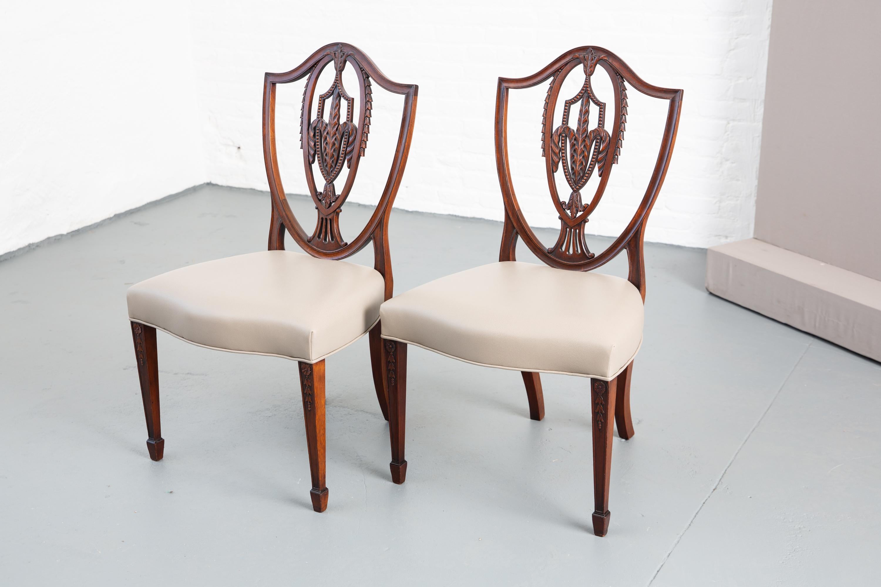 Fine Set of 4 Federal Hemplewhite Style Carved Wood Dining Chairs 2