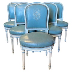 Raffinato set di 6 sedie da pranzo francesi Luigi XVI dipinte in pelle blu e oro in rilievo