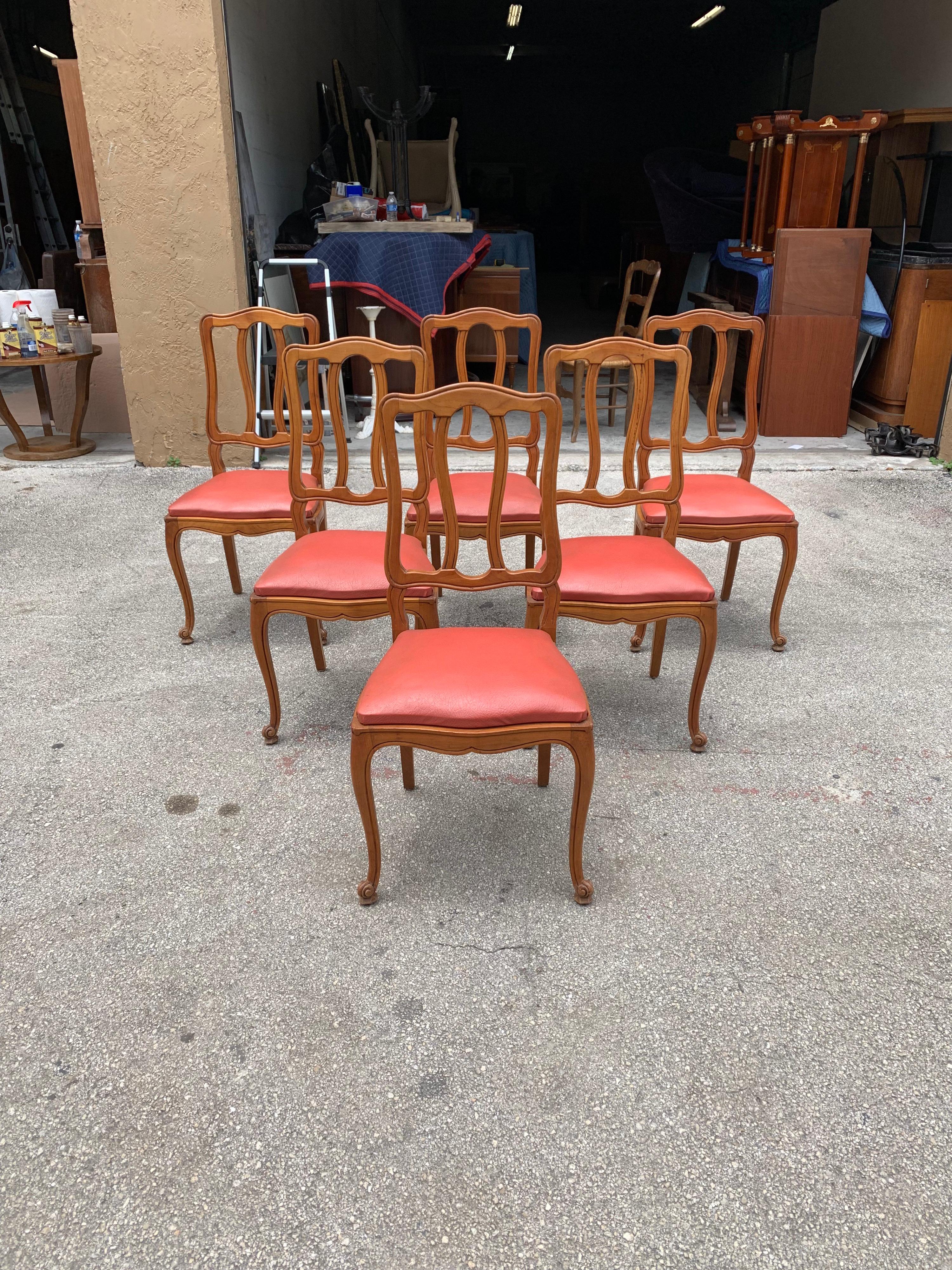 Fine Set of 6 French Vintage Louis XV Solid Walnut Dining Chairs, 1910s In Good Condition For Sale In Hialeah, FL