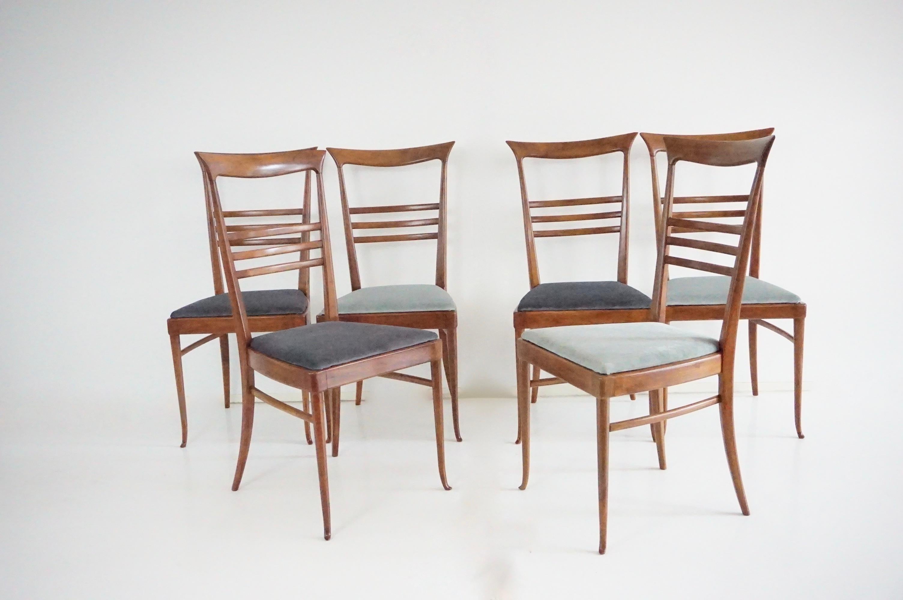 bel et élégant ensemble de chaises de salle à manger attr. à Melchiorre Bega circa 1950
ensemble unique pour une résidence privée à Bologne 
chaises à haut dossier, formes courbes et sinueuses, pieds sabres 
détails en bois raffinés 
remeublement en