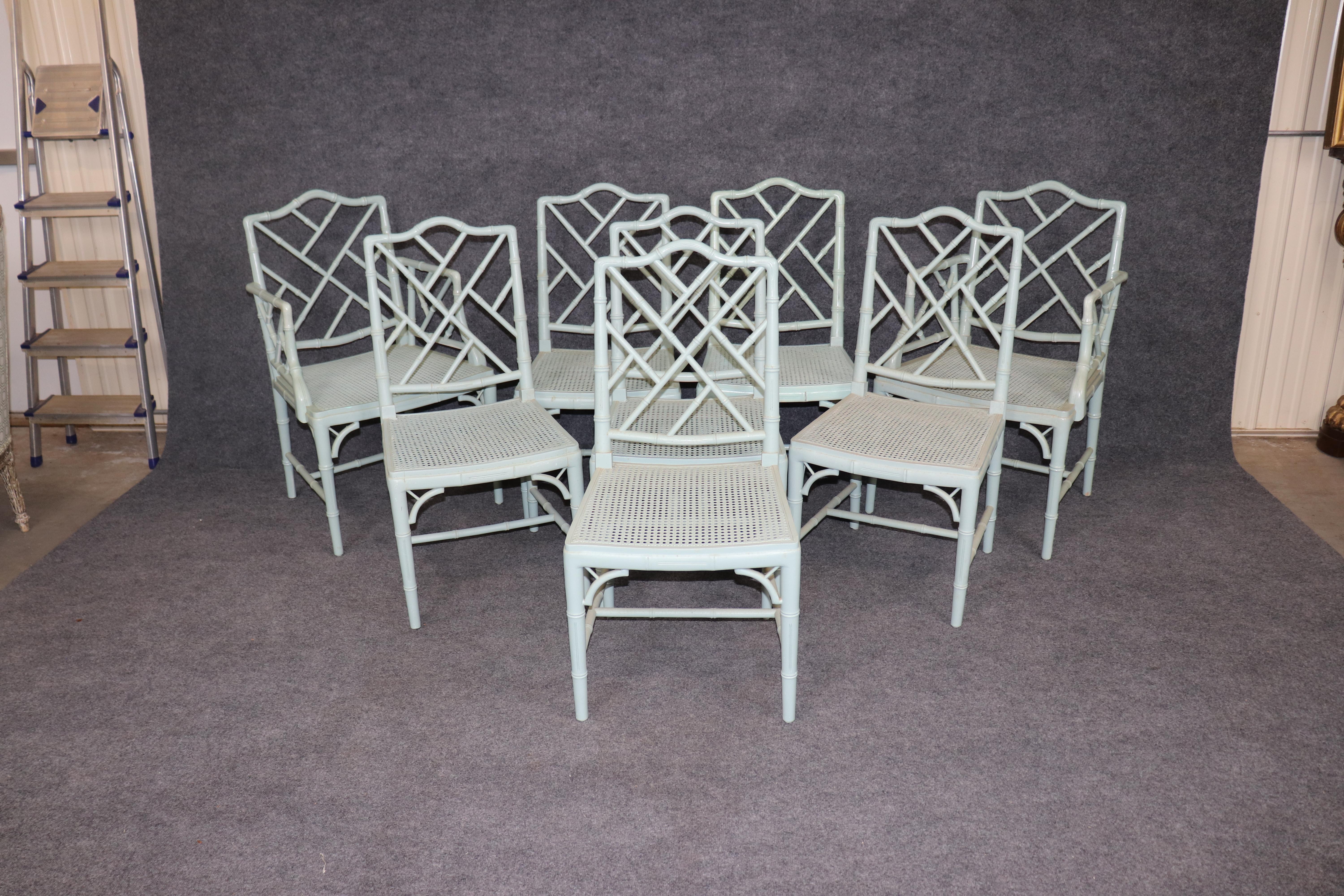 Questo elegante set di 8 sedie in canna di bambù finta offre un mix perfetto di eleganza senza tempo e design versatile. Realizzata in un classico stile di bambù finto ispirato alla cineseria, ogni sedia è caratterizzata da cornici dipinte con una