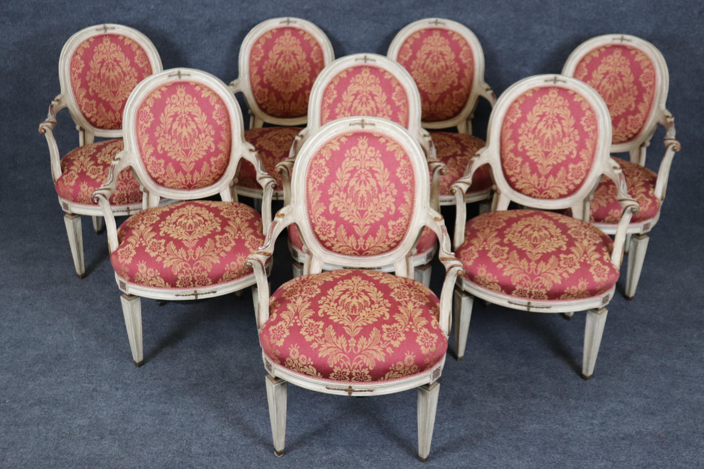 Si tratta di uno splendido set di 8 sedie da pranzo decorate con la vernice. Le sedie sono in coordinato con lo stesso colore della tappezzeria dei loro dettagli in legno. Le sedie sono in buone condizioni con lievi segni di scheggiatura, usura e