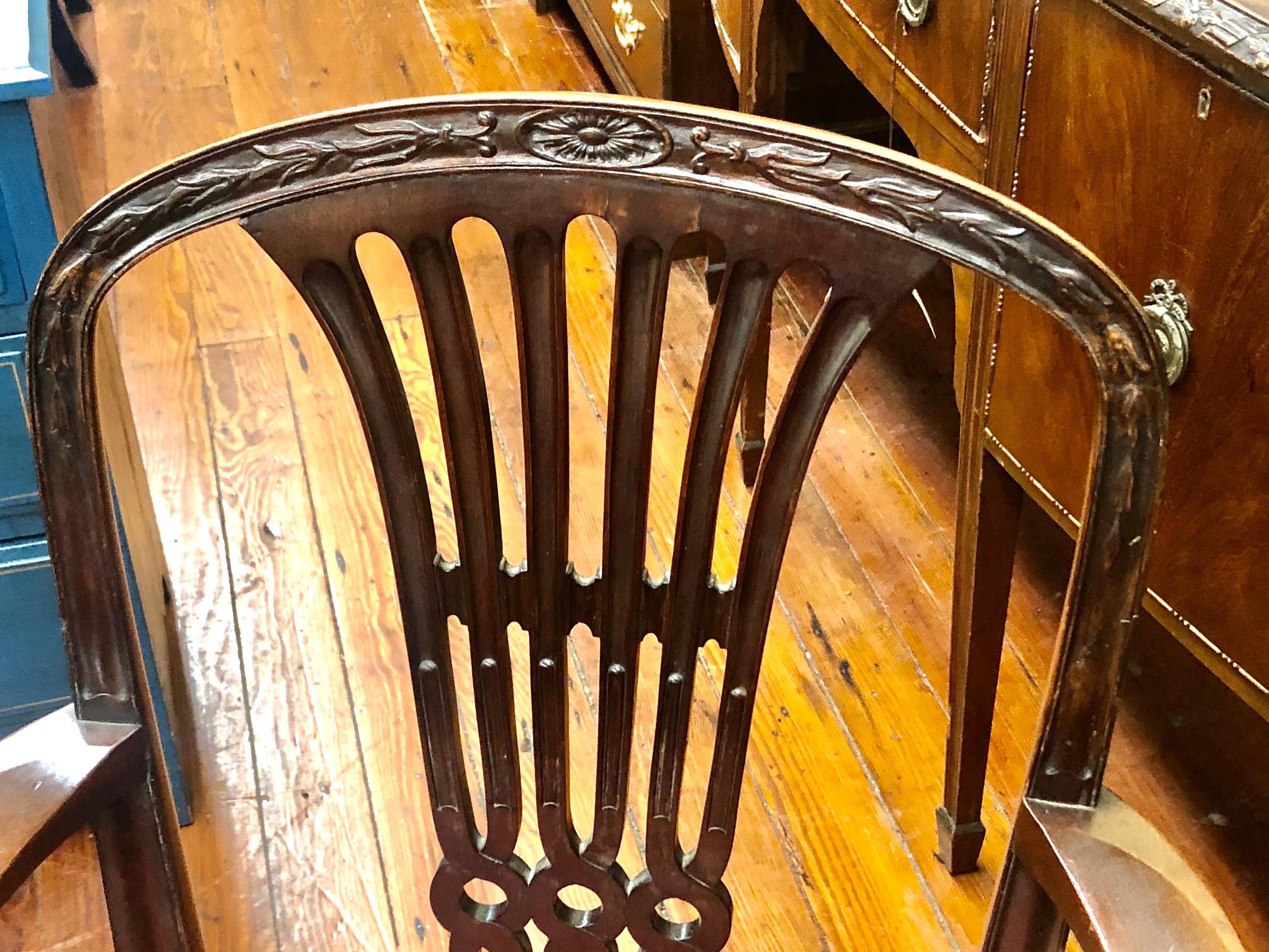 Feiner Satz von 8 handgeschnitzten massiven Mahagoni-Esszimmerstühlen im Hepplewhite-Stil (19. Jahrhundert) im Angebot