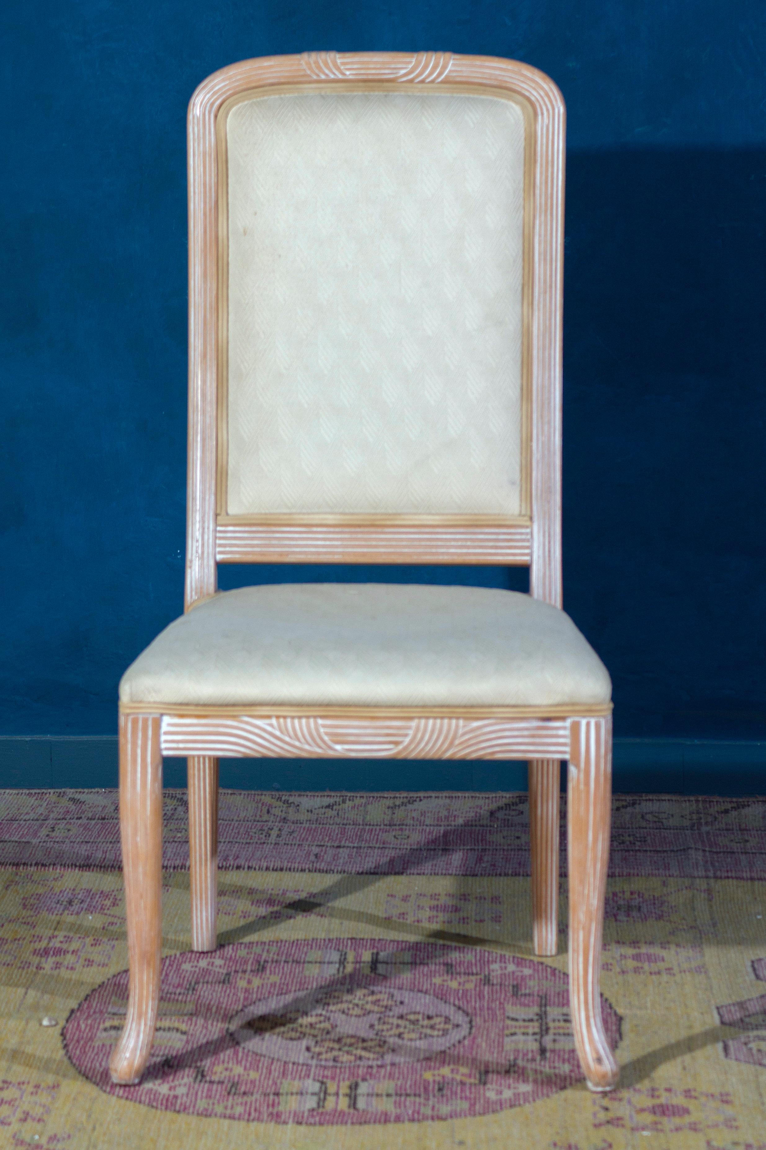 Ensemble de huit chaises italiennes en bois de décapè blanc avec des sièges en tapisserie blanche.
Fabriqué en Italie 1970'. Le bois est en parfait état vintage. La sellerie est en très bon état avec seulement l'usure du temps. 
Chaque chaise a été