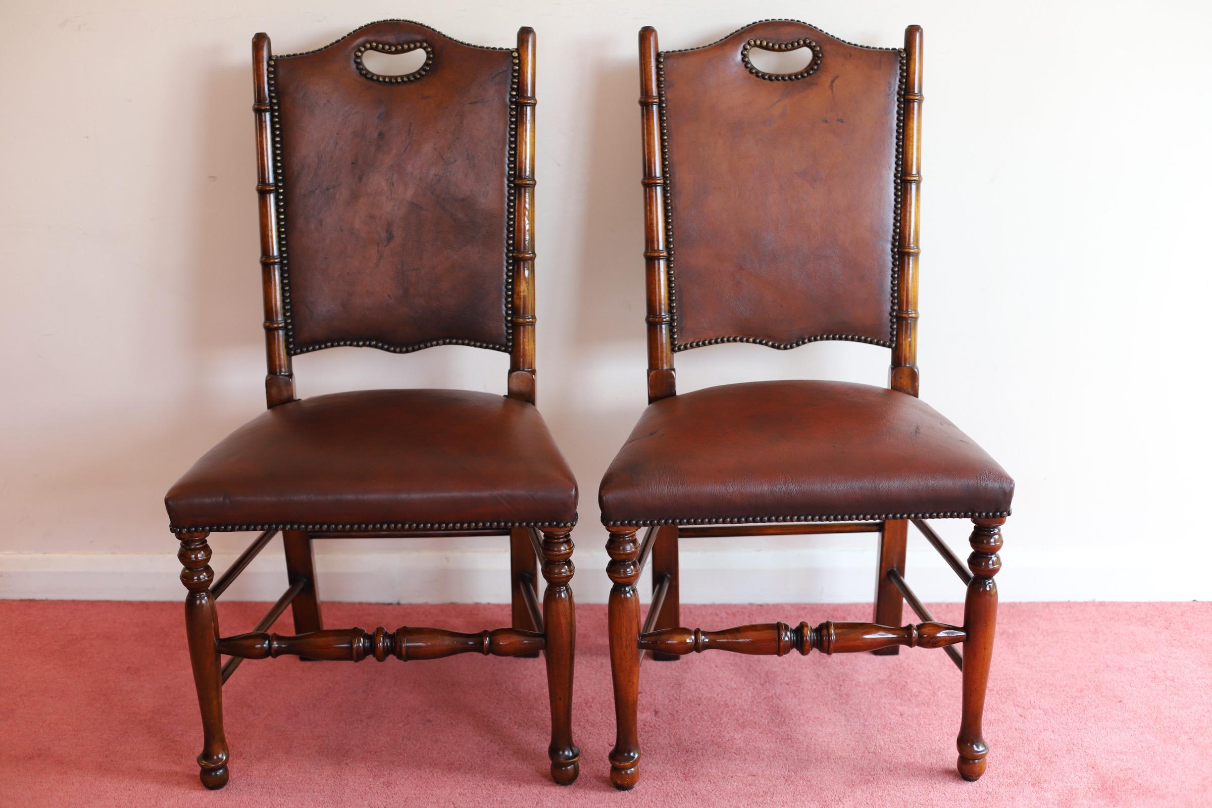 raffinato set di otto sedie da pranzo moderne in legno tornito effetto bambù di Theodore Alexander, con sedute e schienali rivestiti in pelle marrone. Theodore Alexander è uno dei migliori marchi di mobili di lusso al mondo ed è stato fondato nel