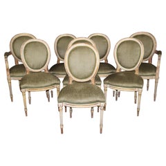 Ensemble de 8 chaises de salle à manger signées Maison Jansen à dossier camée peintes et en bois doré