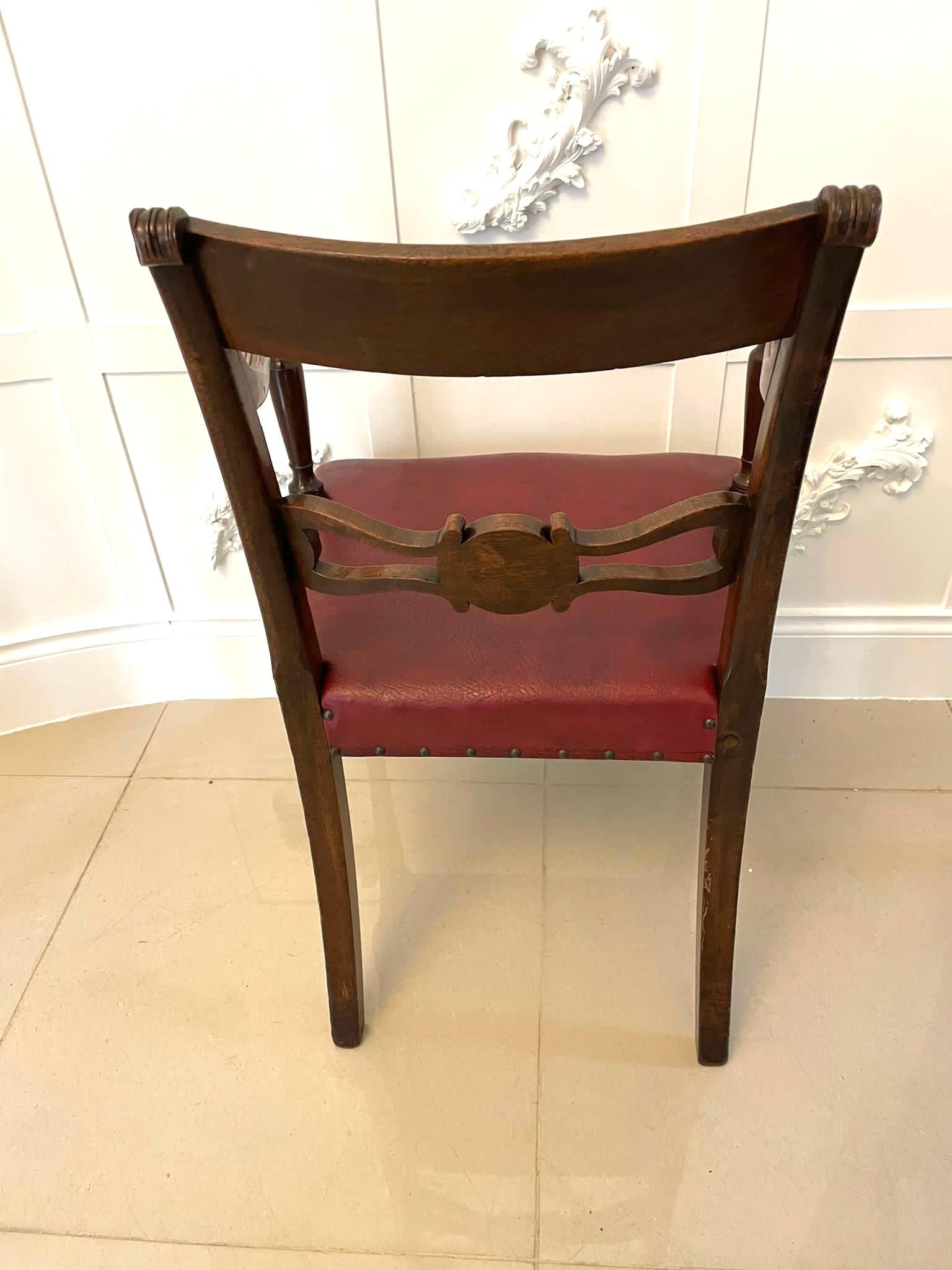 Ensemble raffiné de huit chaises de salle à manger anciennes en acajou de qualité George III en vente 9