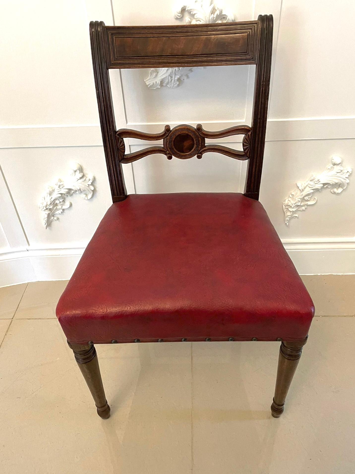Fin du XVIIIe siècle Ensemble raffiné de huit chaises de salle à manger anciennes en acajou de qualité George III en vente