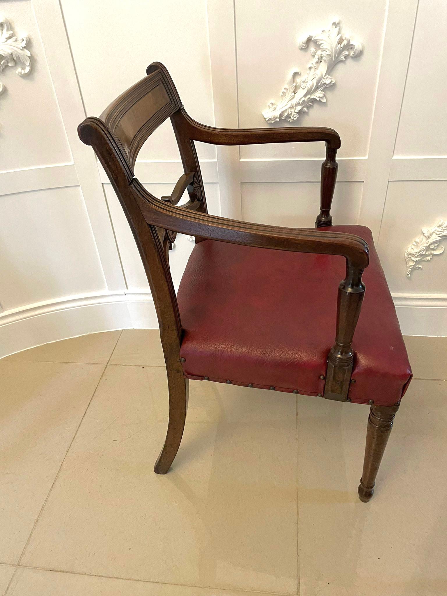 Ensemble raffiné de huit chaises de salle à manger anciennes en acajou de qualité George III en vente 1