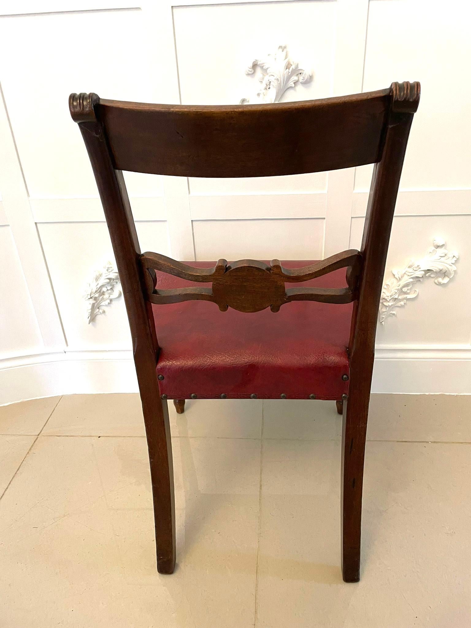 Ensemble raffiné de huit chaises de salle à manger anciennes en acajou de qualité George III en vente 2