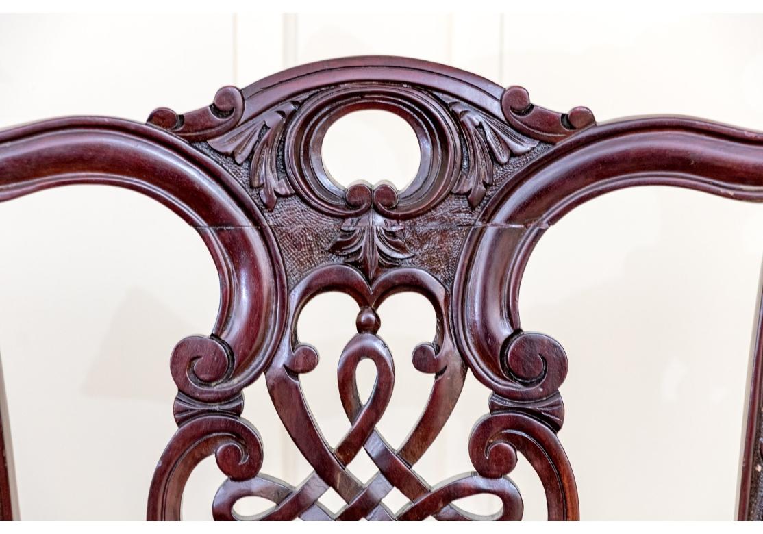 Intagliato Raffinato set di otto sedie in mogano in stile Chippendale in vendita