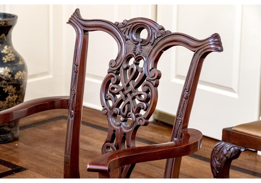 Raffinato set di otto sedie in mogano in stile Chippendale In condizioni deteriorate in vendita a Bridgeport, CT