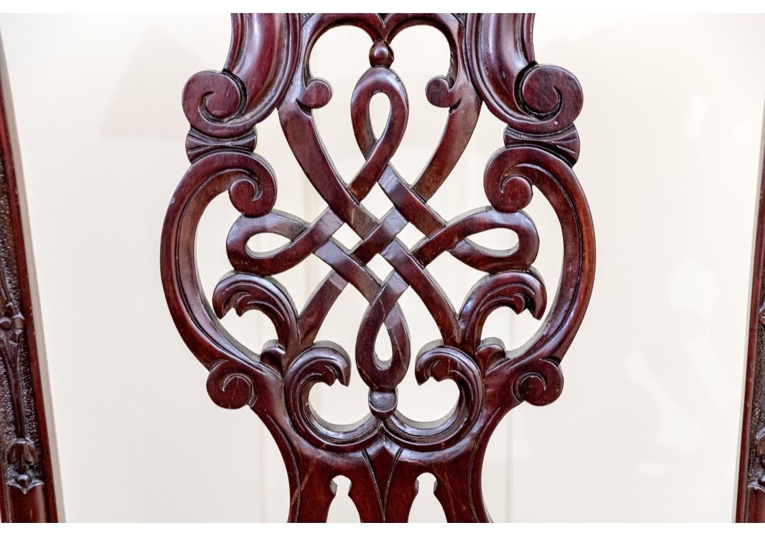 XX secolo Raffinato set di otto sedie in mogano in stile Chippendale in vendita