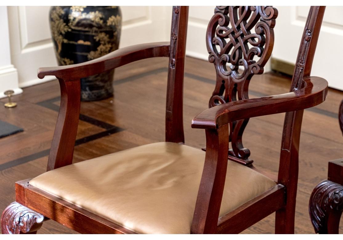 Materiale sintetico Raffinato set di otto sedie in mogano in stile Chippendale in vendita