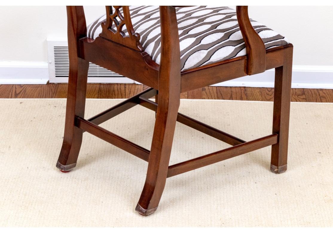 Un bel set di otto sedie da pranzo in stile Maitland Smith Chippendale in vendita 4