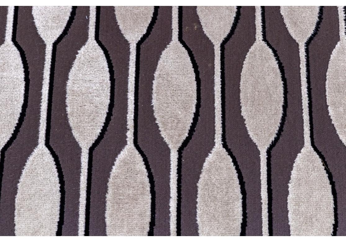 XX secolo Un bel set di otto sedie da pranzo in stile Maitland Smith Chippendale in vendita