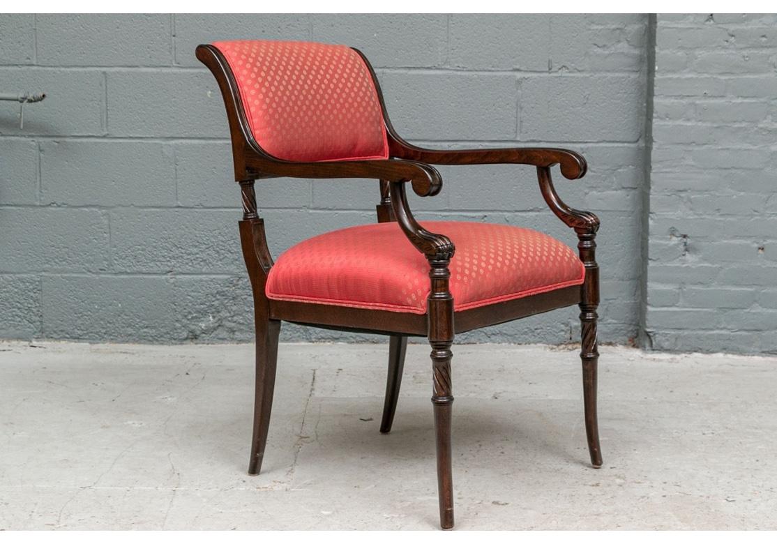 Set von acht Esszimmerstühlen im neoklassischen Stil mit roter Seidenpolsterung (Neoklassisch) im Angebot