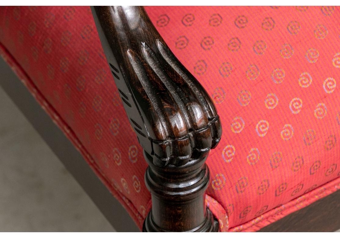 Ensemble raffiné de huit chaises de salle à manger de style néoclassique avec tapisserie en soie rouge Bon état - En vente à Bridgeport, CT