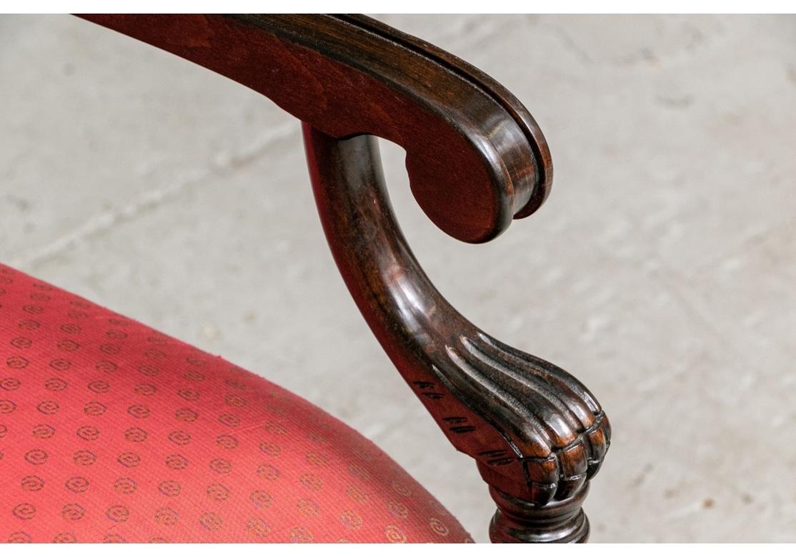 Set von acht Esszimmerstühlen im neoklassischen Stil mit roter Seidenpolsterung (Holz) im Angebot