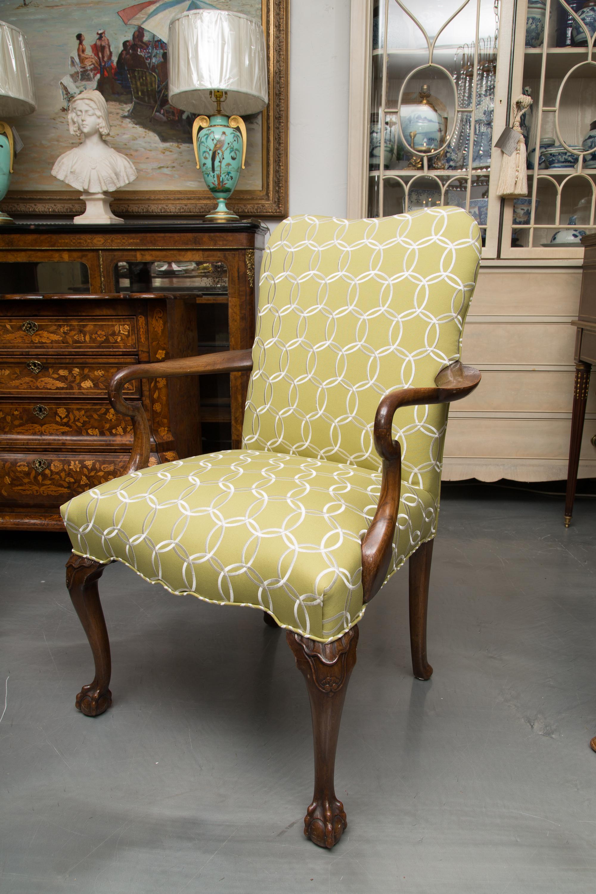English Fine Set of Eight, Queen Anne Style Walnut Dining Chairs