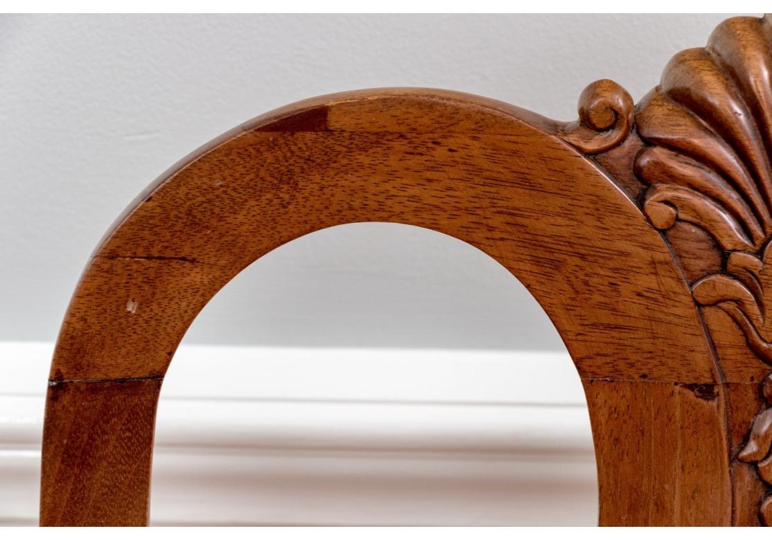 Fino Juego De Ocho Sillas De Comedor De Caoba Maciza Estilo Chippendale en venta 3