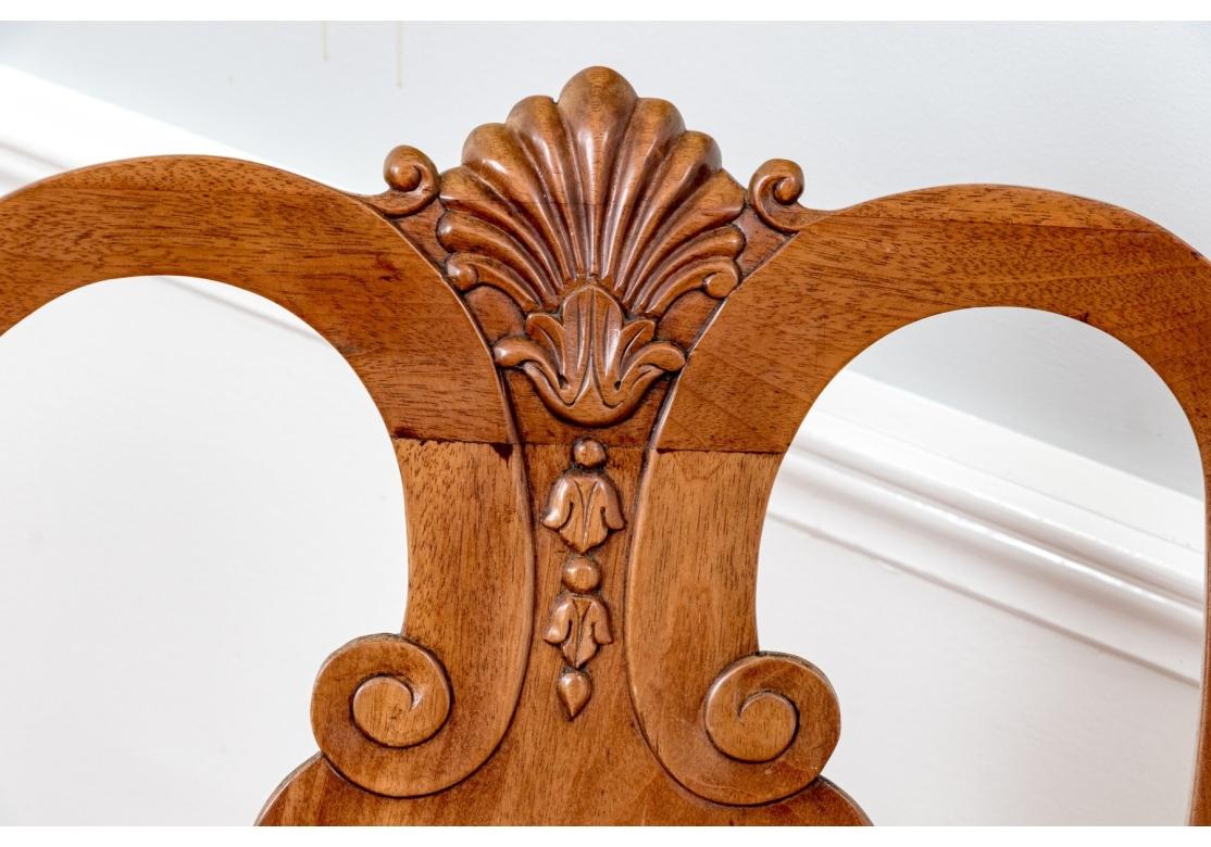 Fino Juego De Ocho Sillas De Comedor De Caoba Maciza Estilo Chippendale siglo XX en venta