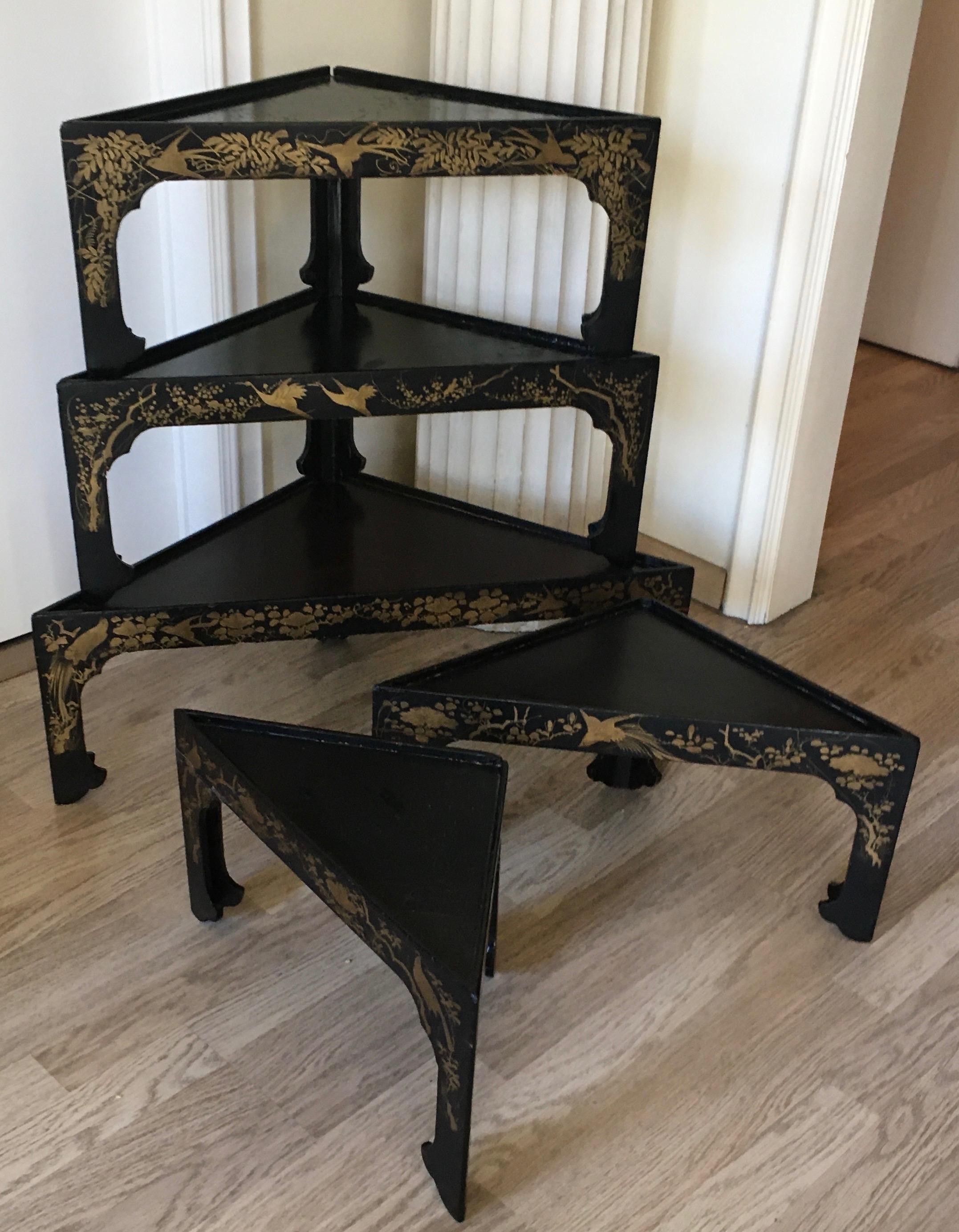 Fine Set of Five Lacquered and Hand Painted Nesting Tables, Japan, 1920 In Fair Condition For Sale In Brussels, BE
