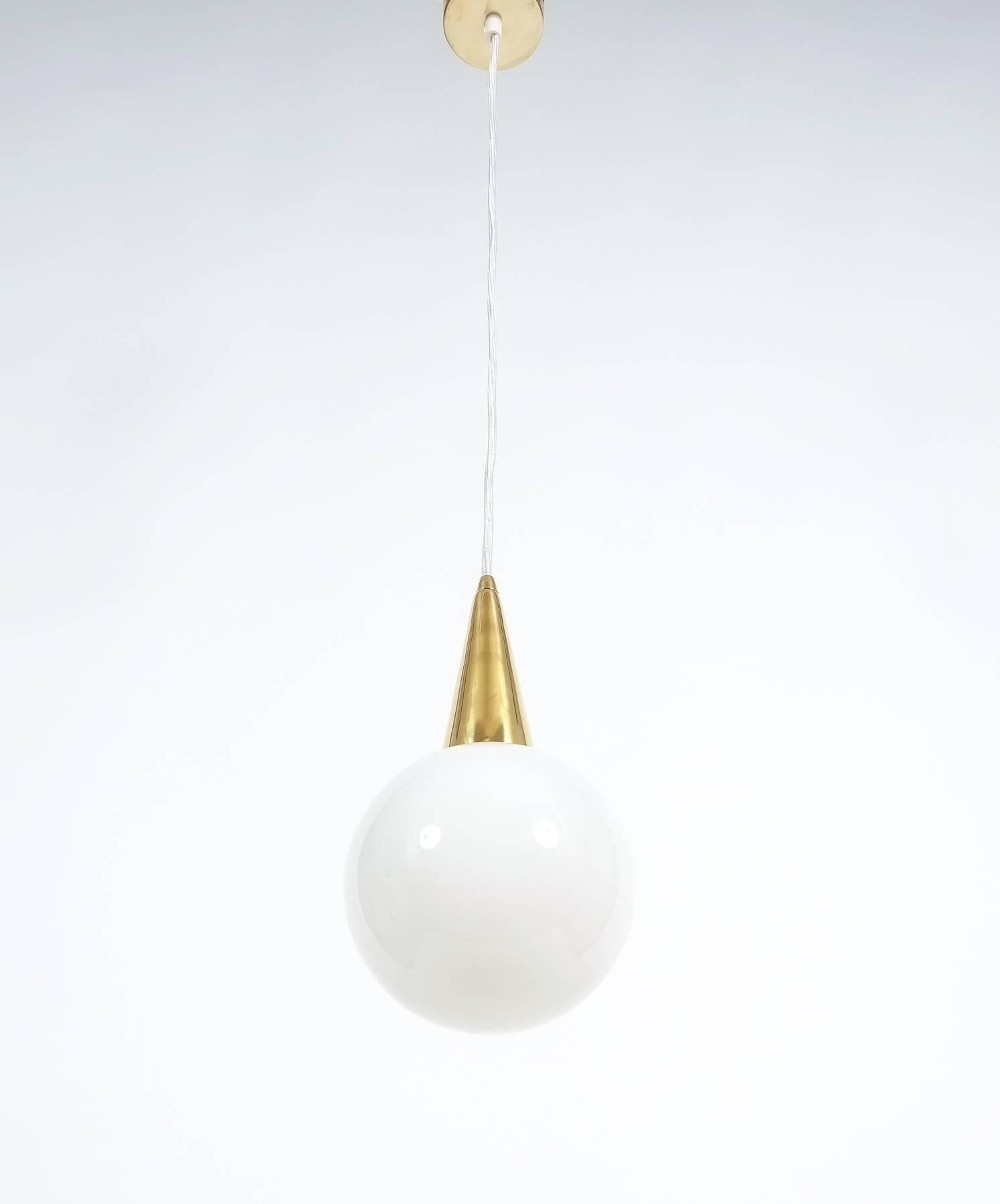 Lucidato Raffinato set di quattro ciondoli in vetro opalino Art Deco in vendita