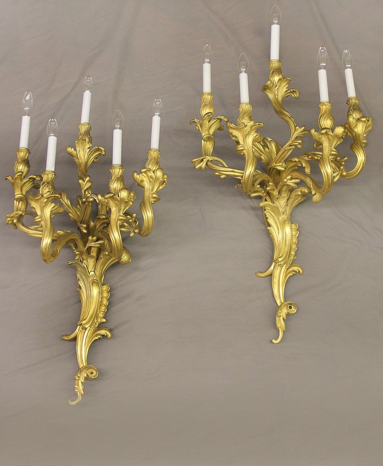Belle Époque Ensemble raffiné de quatre appliques à cinq lumières en bronze doré du début du 20e siècle par Caldwell en vente