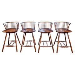 Ensemble raffiné de quatre tabourets de bar pivotants en bois dur de style Windsor