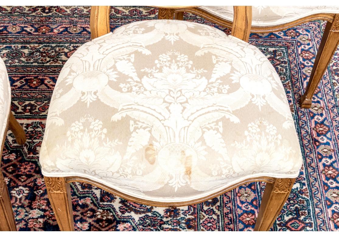 Ensemble de quatre chaises de salle à manger à dossier en toile en vente 7