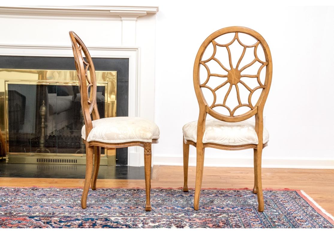 Ensemble de quatre chaises de salle à manger à dossier en toile en vente 2