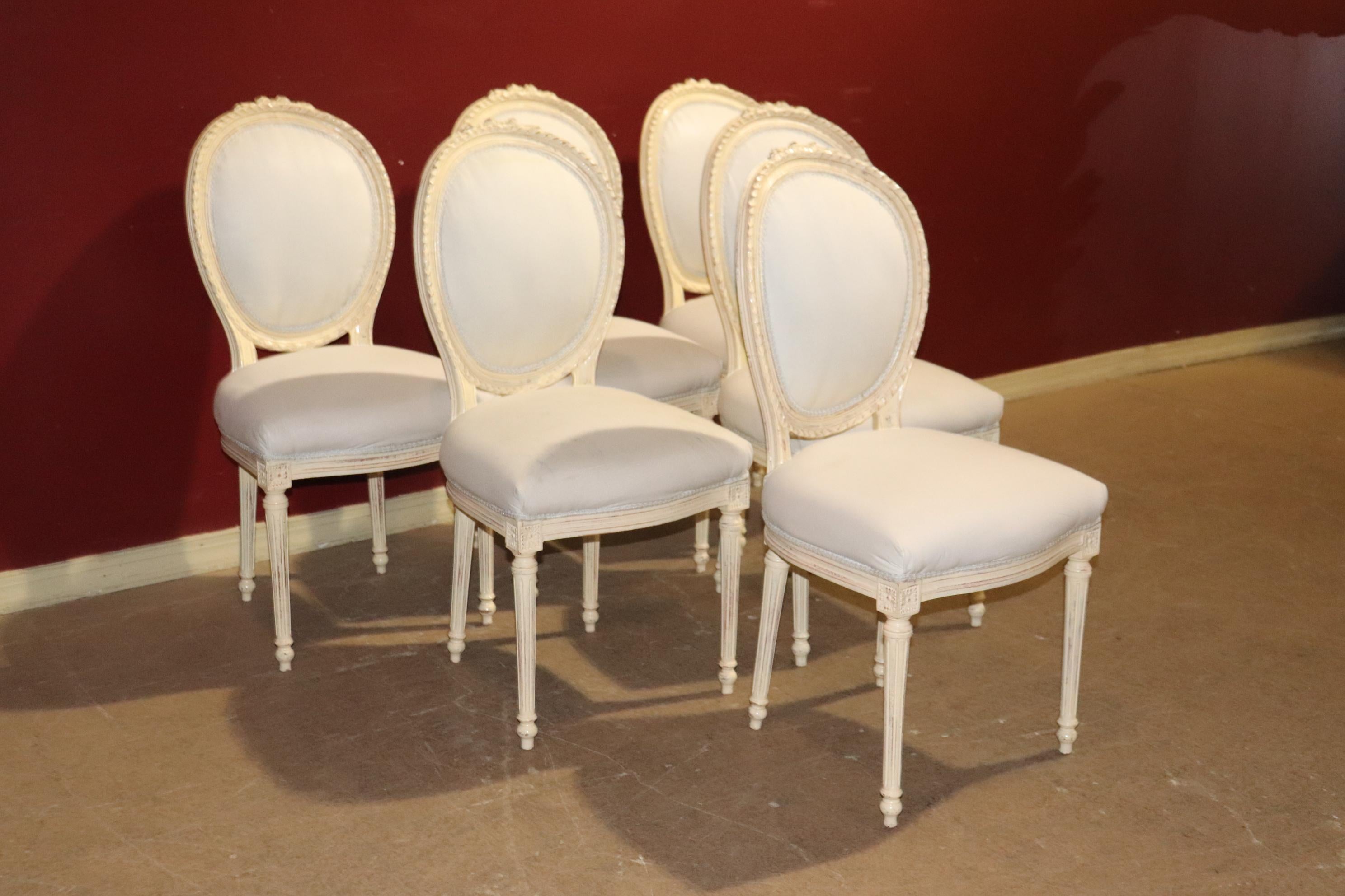 Fine Set of French Creme Painted Louis XVI Cameo Back Carved Dining Chairs In Good Condition In Swedesboro, NJ