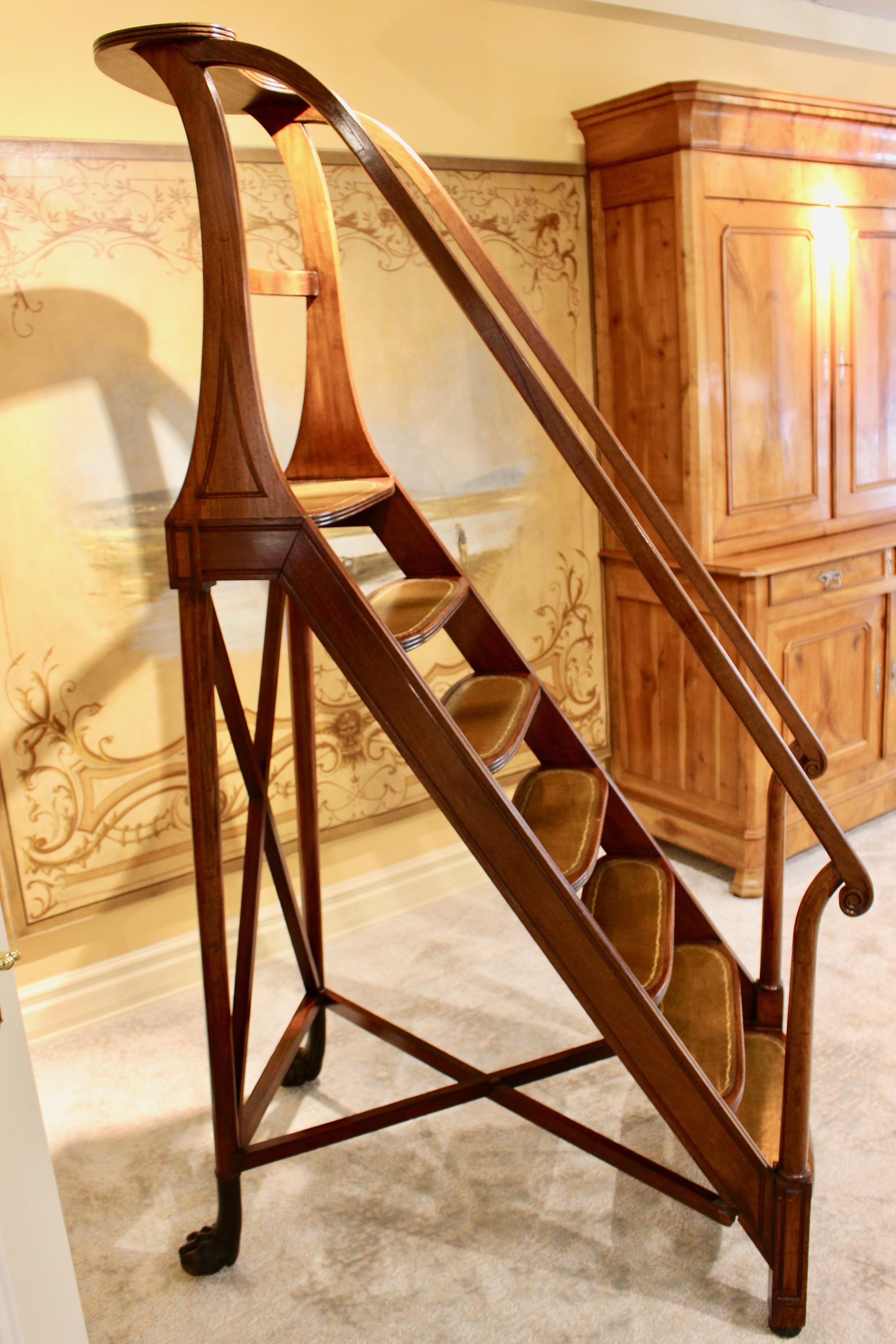 A fine set of Regency mahogany library steps, first quarter of the 19th century. Measures: 6' 11