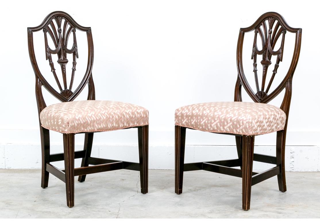 Fino Juego De Siete Sillas De Comedor De Caoba Con Respaldo De Escudo en venta 9