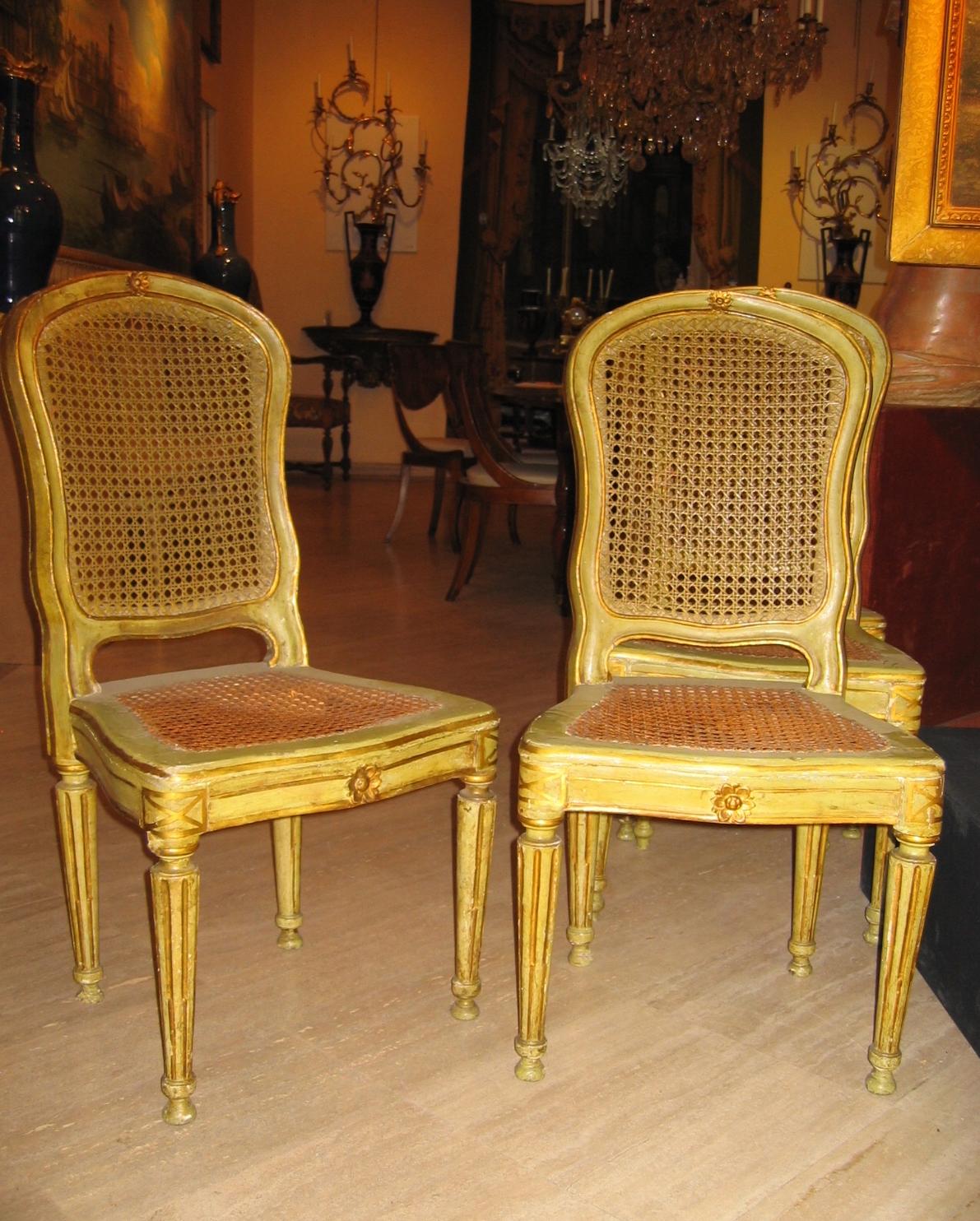Ein feiner Satz von sechs italienischen Stühlen aus dem 18. Jahrhundert, grün bemalt und paketvergoldet.